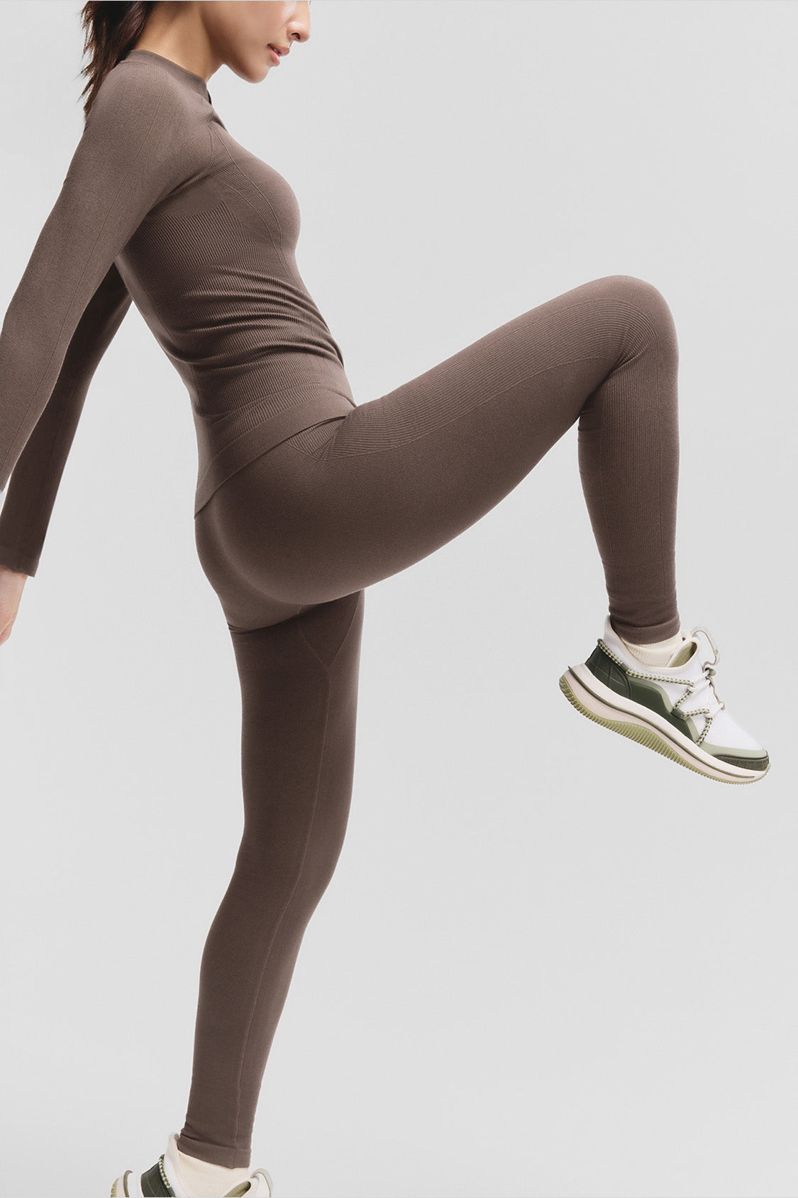 beneunder motionset womens light warmth sport performance base layer set #color_brown