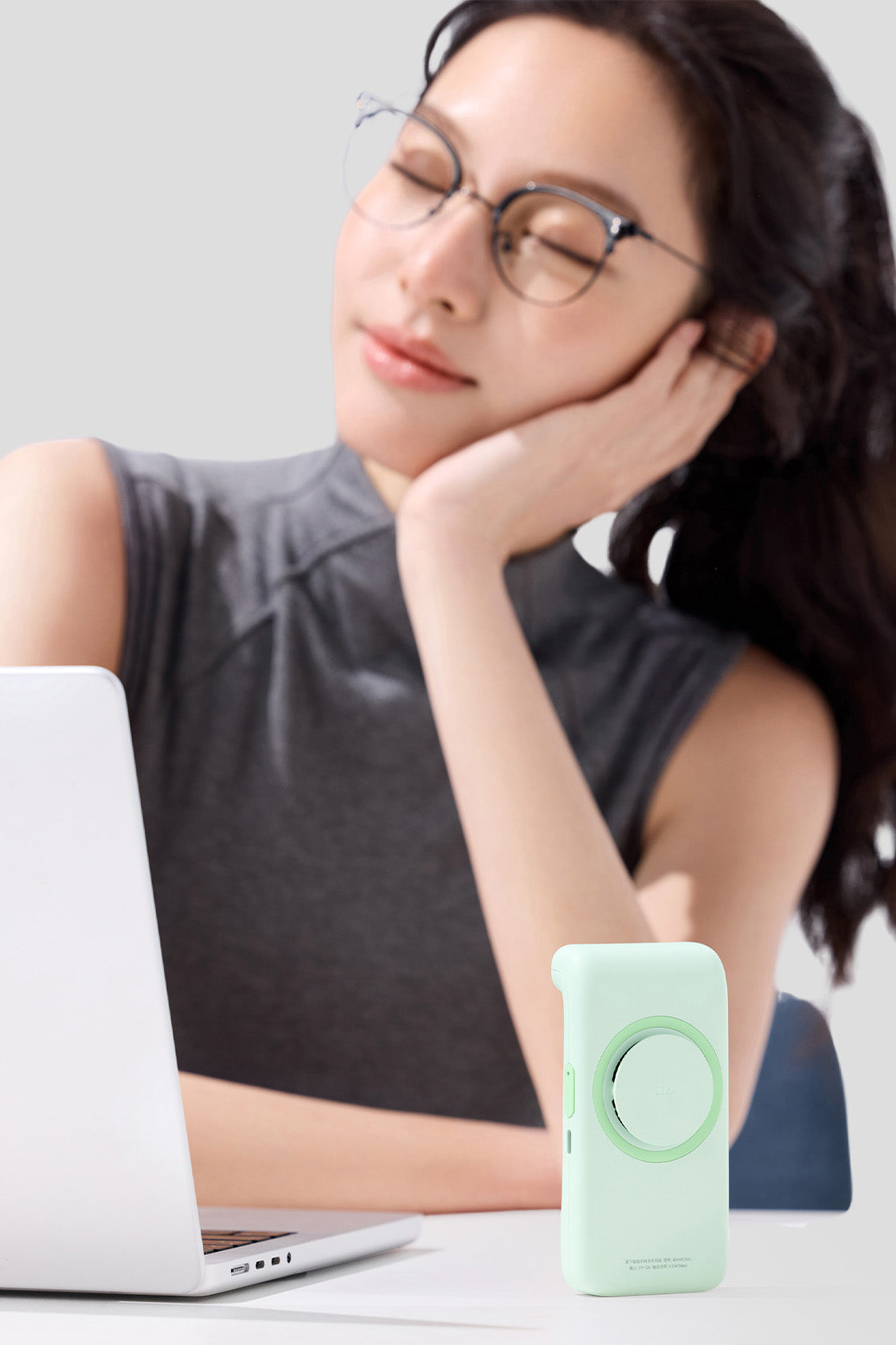 BreezeCard - Magnetic Handheld Card Fan