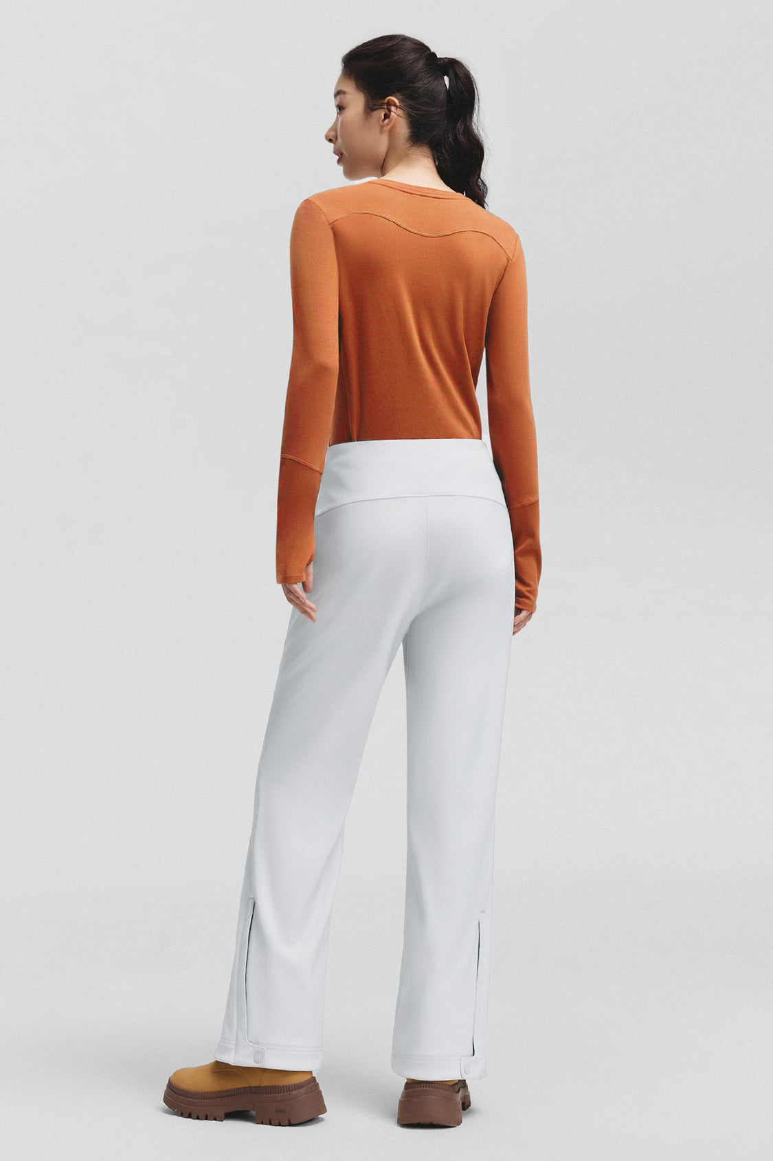 beneunder softshield – women’s thermal flare softshell pants #color_light gray