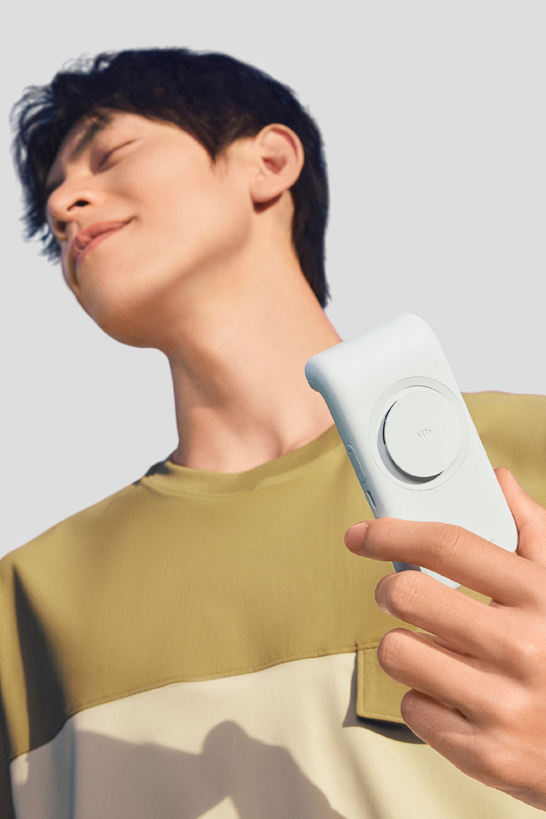 BreezeCard - Magnetic Handheld Card Fan