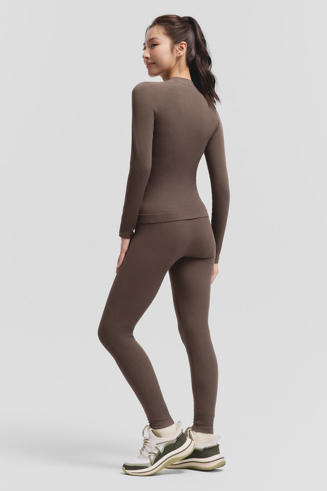 beneunder motionset womens light warmth sport performance base layer set #color_brown